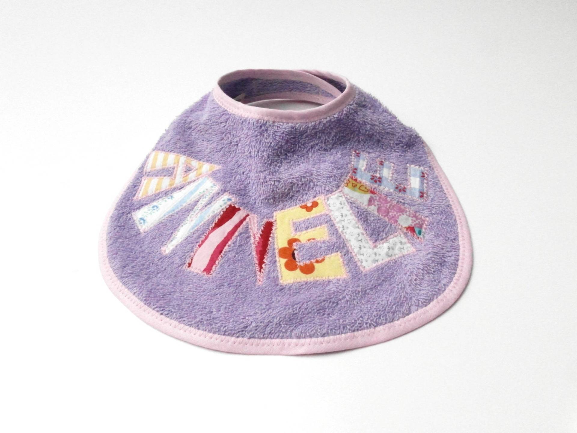 Ab 22, 00 Euro Frottee Baby Lätzchen Mit Namen, Personalisiert, Buchstaben Applikation - Flieder/Hell Lila Ab 22, 00 Euro Frottee Baby Lätzchen Mit Namen, Personalisiert, Buchstaben Applikation - Flieder/Hell Lila von Etsy - Trullafabrik