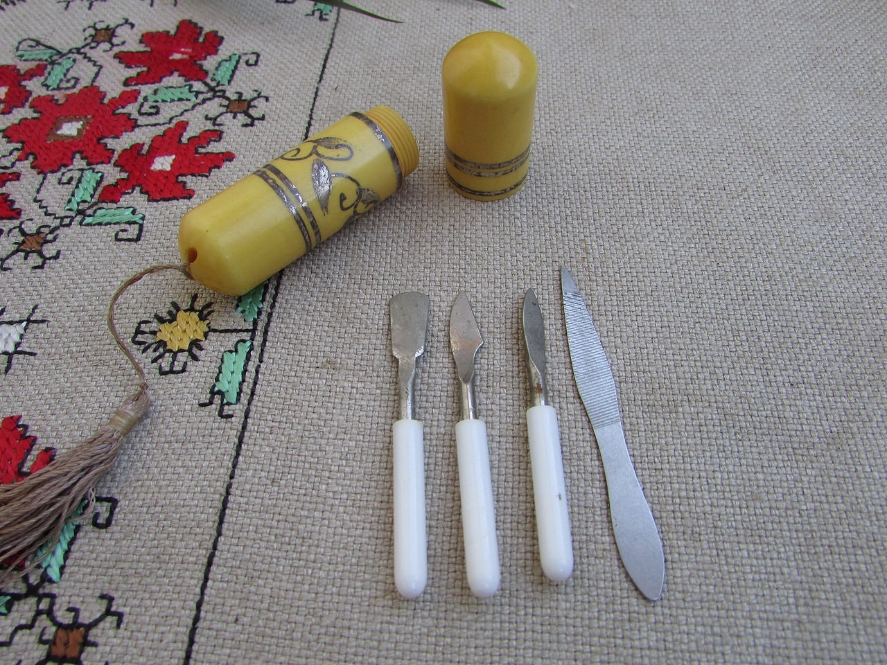 Vintage Maniküre Kit 1970Er Jahre, Mini Set 4 Teile in Bakelit Box, Reise Set, Taschengröße von Etsy - TsveteHeArt