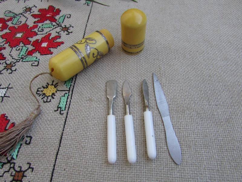 Vintage Maniküre Kit 1970Er Jahre, Mini Set 4 Teile in Bakelit Box, Reise Set, Taschengröße von Etsy - TsveteHeArt