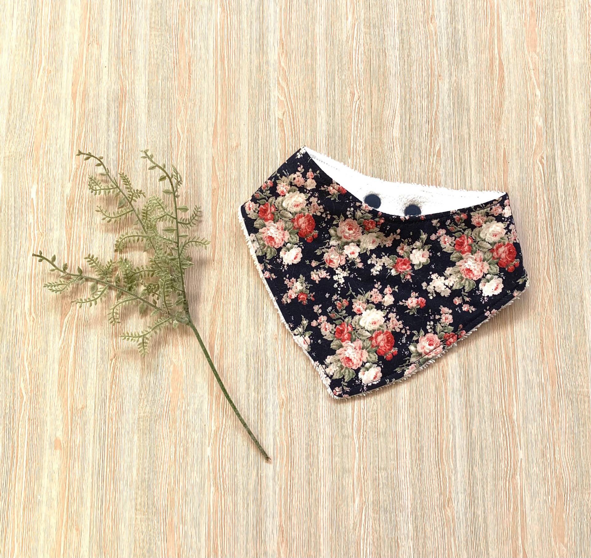 Lätzchen Für Mädchen Navy Floral Bandana Dribbling Lätzchen, Australian Made Lätzchen Für Mädchen Navy Floral Bandana Dribbling Lätzchen, Australian Made von Etsy - TwoBlackRabbits