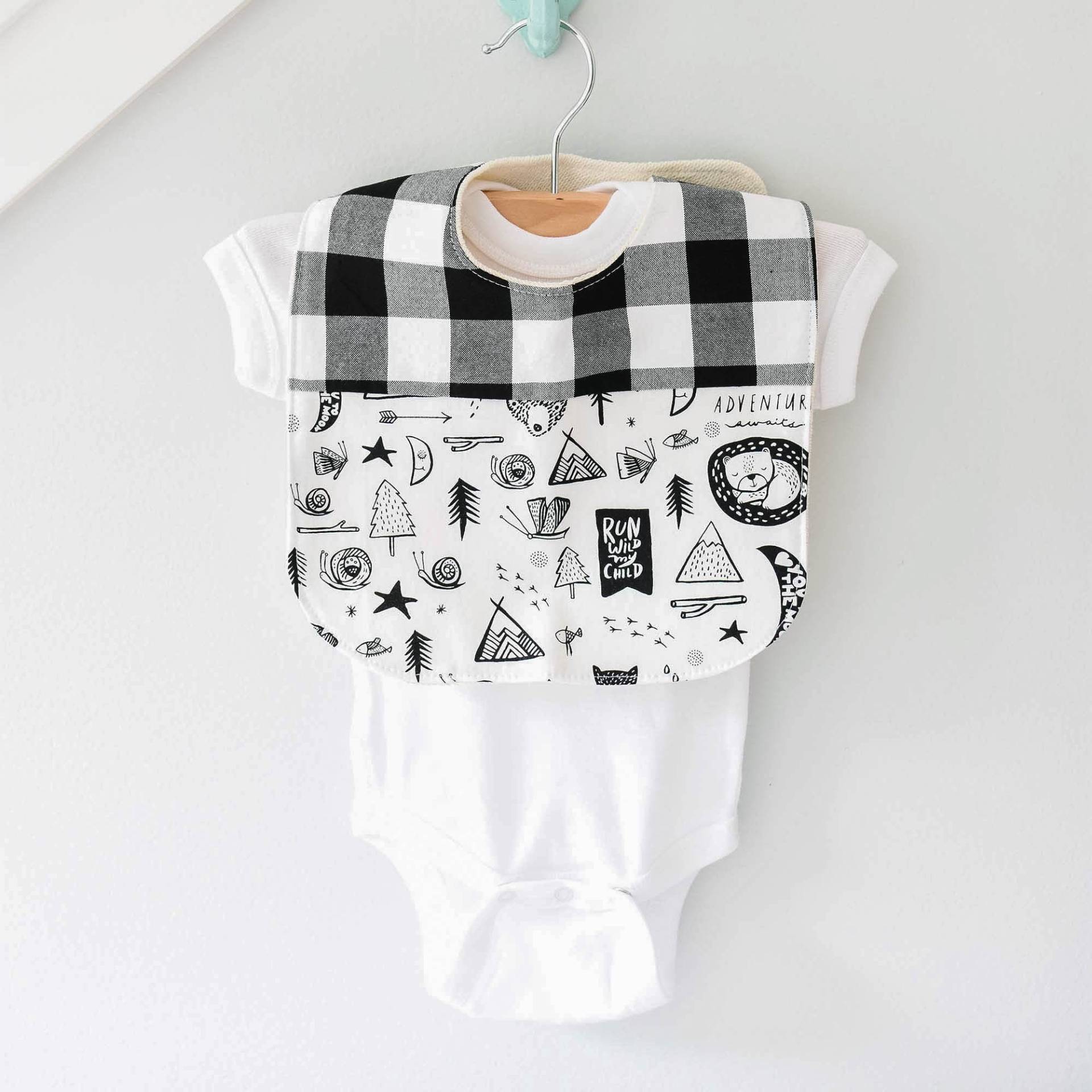 Abenteuer Baby Lätzchen, Happy Camper Monochrome Bio Wald Jungen-Baby-Dusche-Geschenk, Monochrom Abenteuer Baby Lätzchen, Happy Camper Monochrome Bio Wald Jungen-Baby-Dusche-Geschenk, Monochrom von Etsy - TwoLittleBeansCo