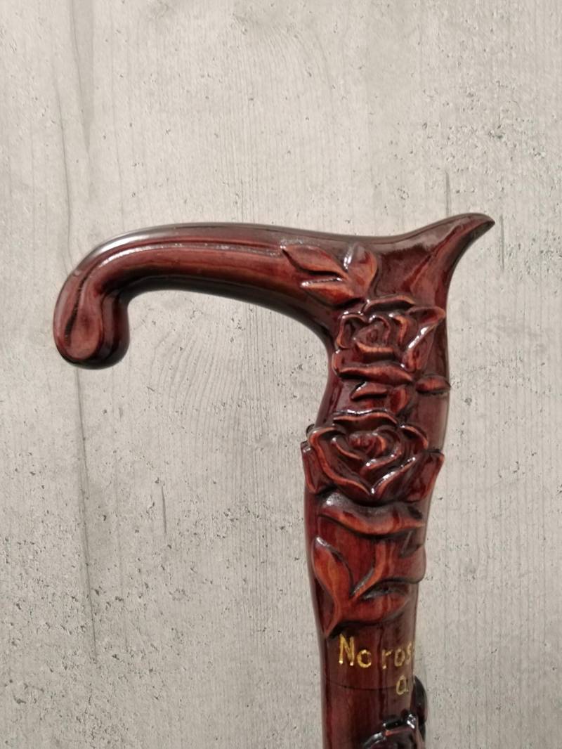 Geschnitzter Gehstock Aus Holz Mit Rosen von Etsy - UAWoodArtByMihail