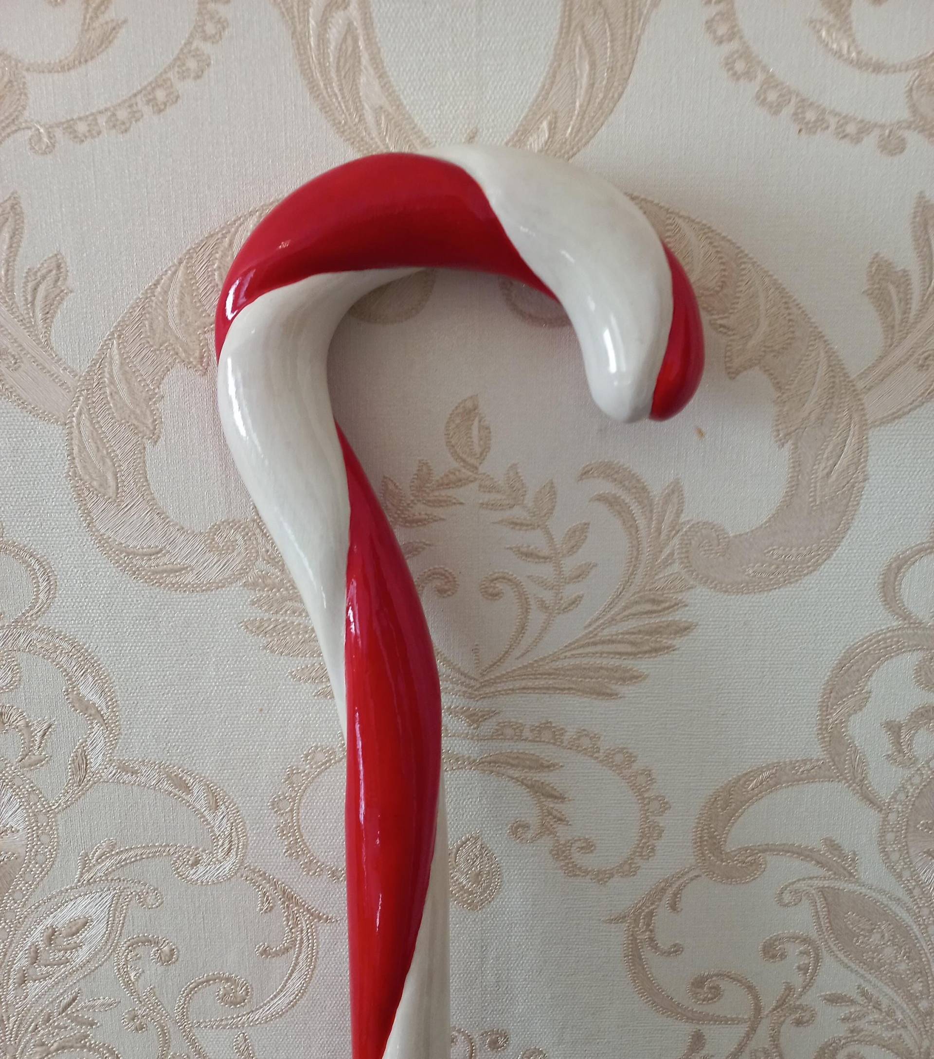 Handgeschnitzter Candy Gehstock - 60-Zoll-Rot-Weiß-Spiralstock Mit Glänzender Oberfläche, Kautschukspitze Und Schraubverschluss Handgeschnitzter Candy Gehstock - 60-Zoll-Rot-Weiß-Spiralstock Mit Glänzender Oberfläche, Kautschukspitze Und Schraubverschluss von Etsy - UAWoodArtByMihail
