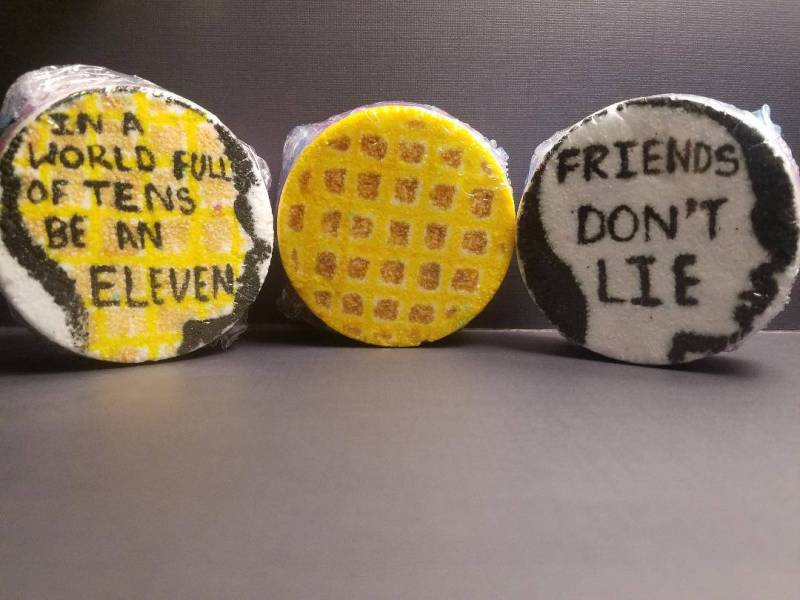 Stranger Stuff Inspirierte Badebomben. Handbemalte Waffel, Freunde Lügen Nicht, in Einer Welt Voller Zehner Sind Sie Elf von Etsy - UniqueFolks