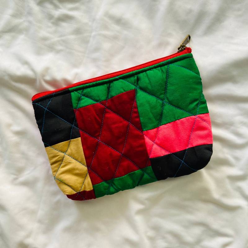 Upcycled Patchwork Makeup Pouch - Gesteppte Reißverschlusstasche von Etsy - UpcyclieByNam