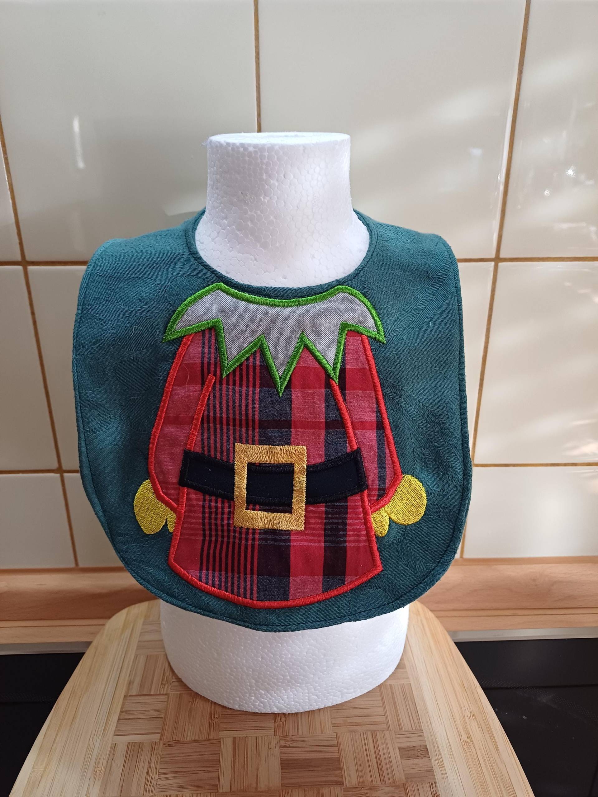 Babylätzchen "Elf" Bestickt - Grün/Rot Upcycling Unikat Handarbeit #817 von Etsy - UpcyclingbyPaMue