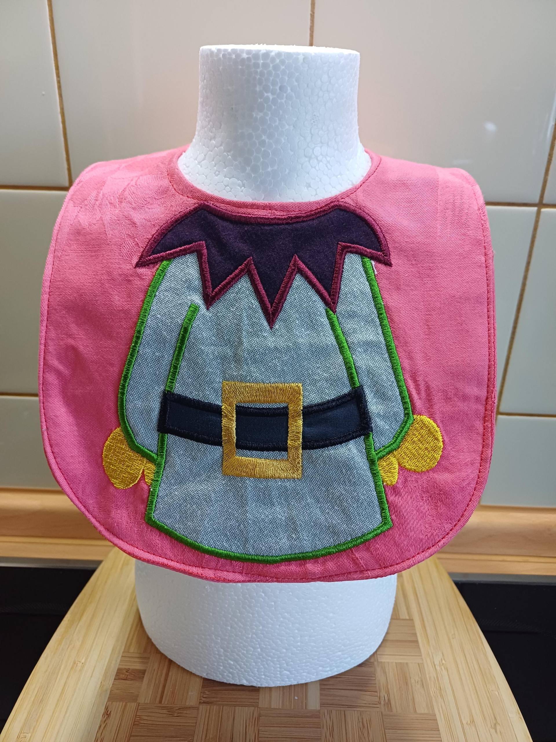 Babylätzchen "Elf" Bestickt - Rot/Grün Upcycling Unikat Handarbeit #762 von Etsy - UpcyclingbyPaMue