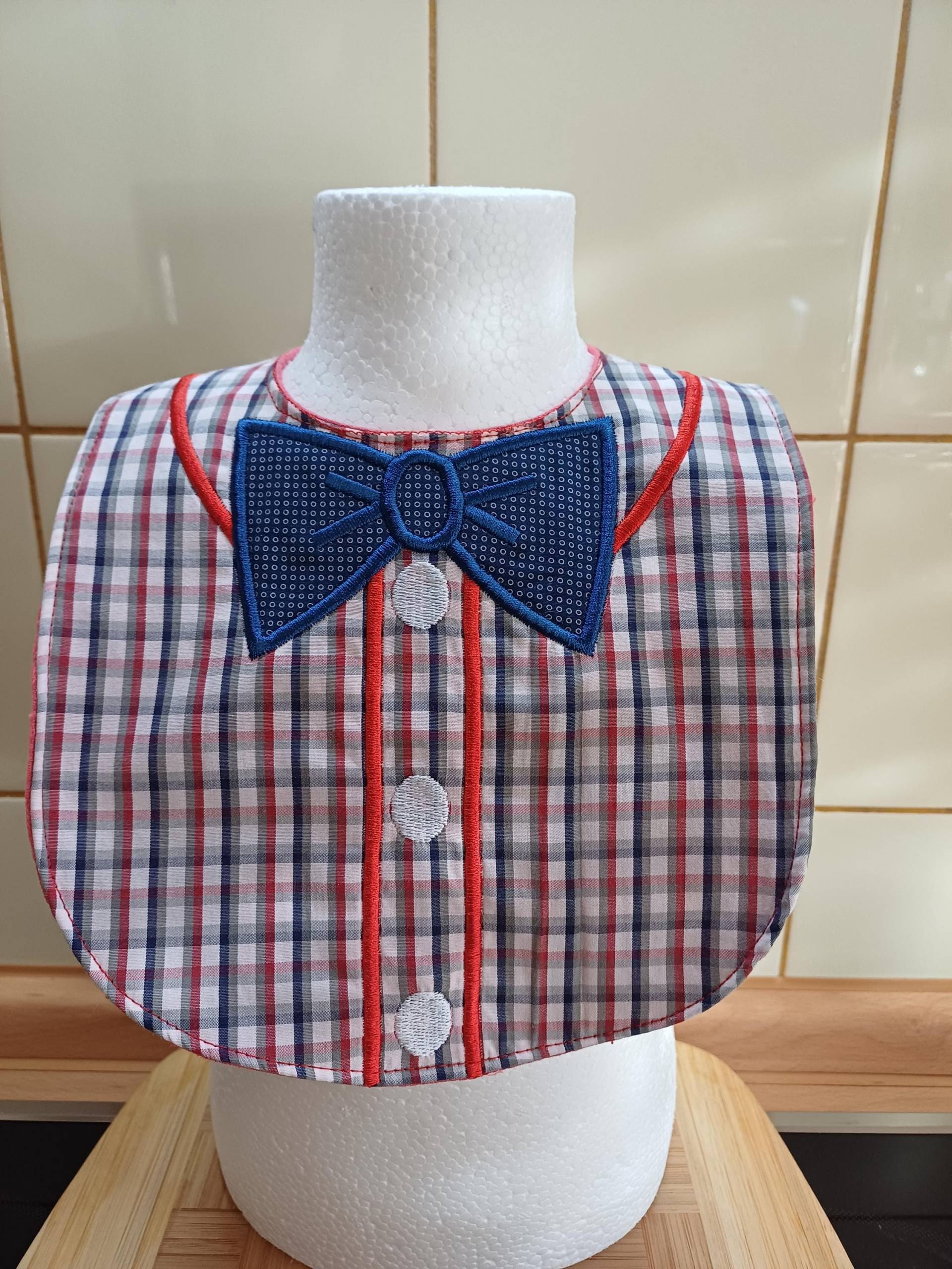 Babylätzchen "Hemd & Fliege" Bestickt - Rot/Blau Upcycling Unikat Handarbeit #812 von Etsy - UpcyclingbyPaMue