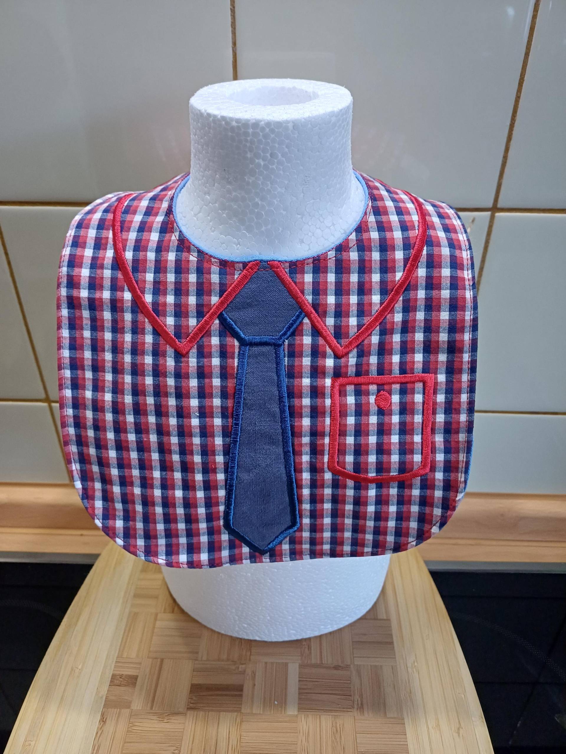 Babylätzchen "Hemd & Krawatte" Bestickt - Rot/Blau Upcycling Unikat Handarbeit #603 von Etsy - UpcyclingbyPaMue