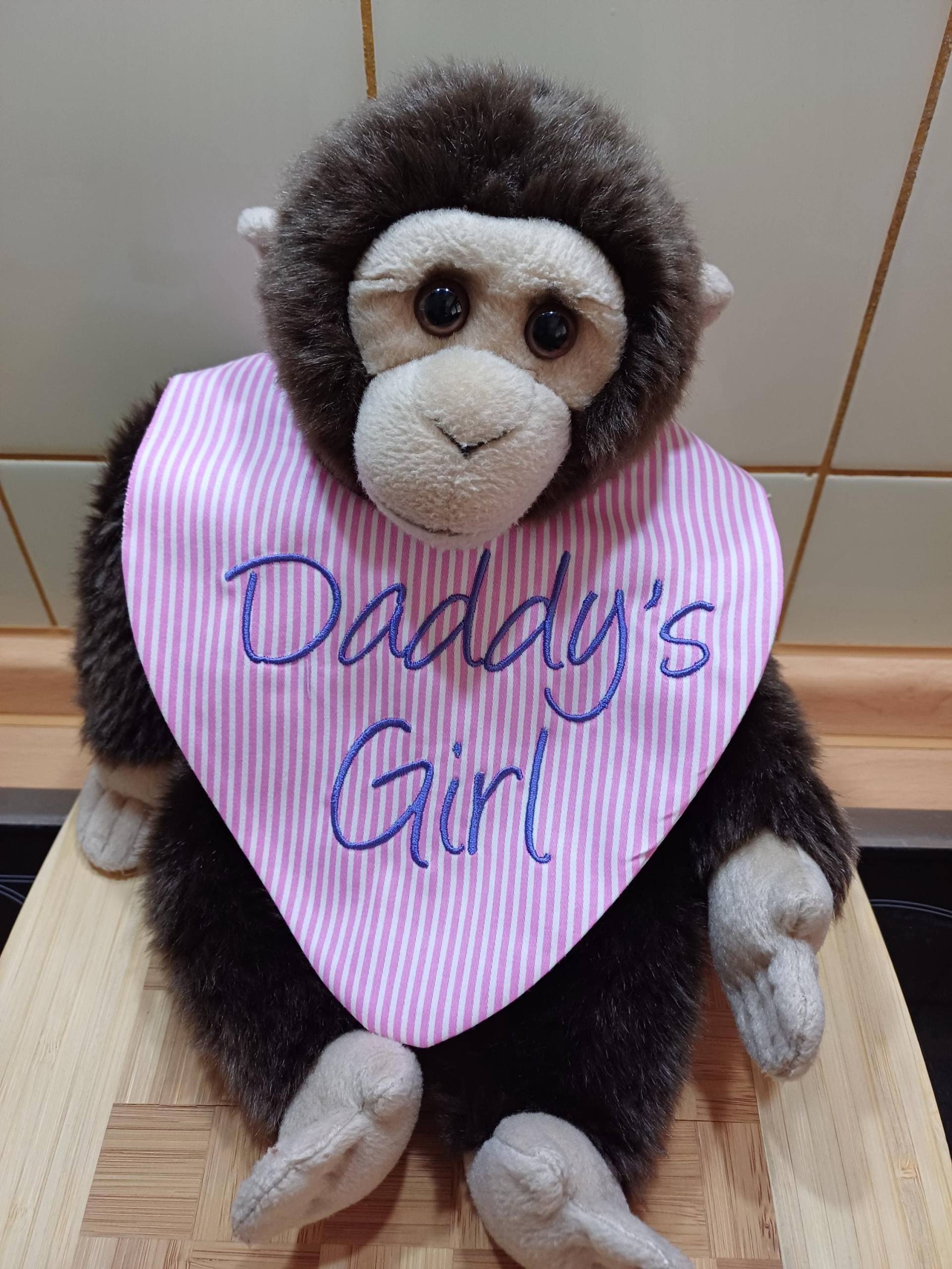 Besticktes Sabberlätzchen/Halstuch Für Babys "Daddy's Girl" - Pink/Weiß Upcycling Unikat Handarbeit #262 Besticktes Sabberlätzchen/Halstuch Für Babys "Daddy's Girl" - Pink/Weiß Upcycling Unikat Handarbeit #262 von Etsy - UpcyclingbyPaMue