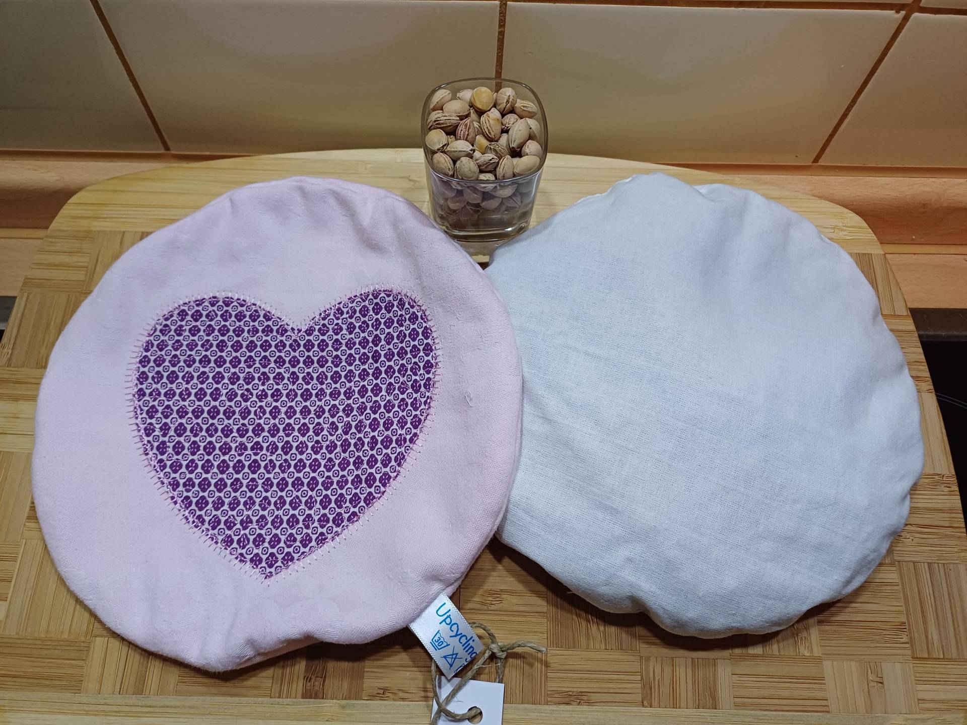 Handliches Kirschkernkissen Mit Bestickter Hülle - Handarbeit Unikat Rosa #241 Handliches Kirschkernkissen Mit Bestickter Hülle - Handarbeit Unikat Rosa #241 von Etsy - UpcyclingbyPaMue