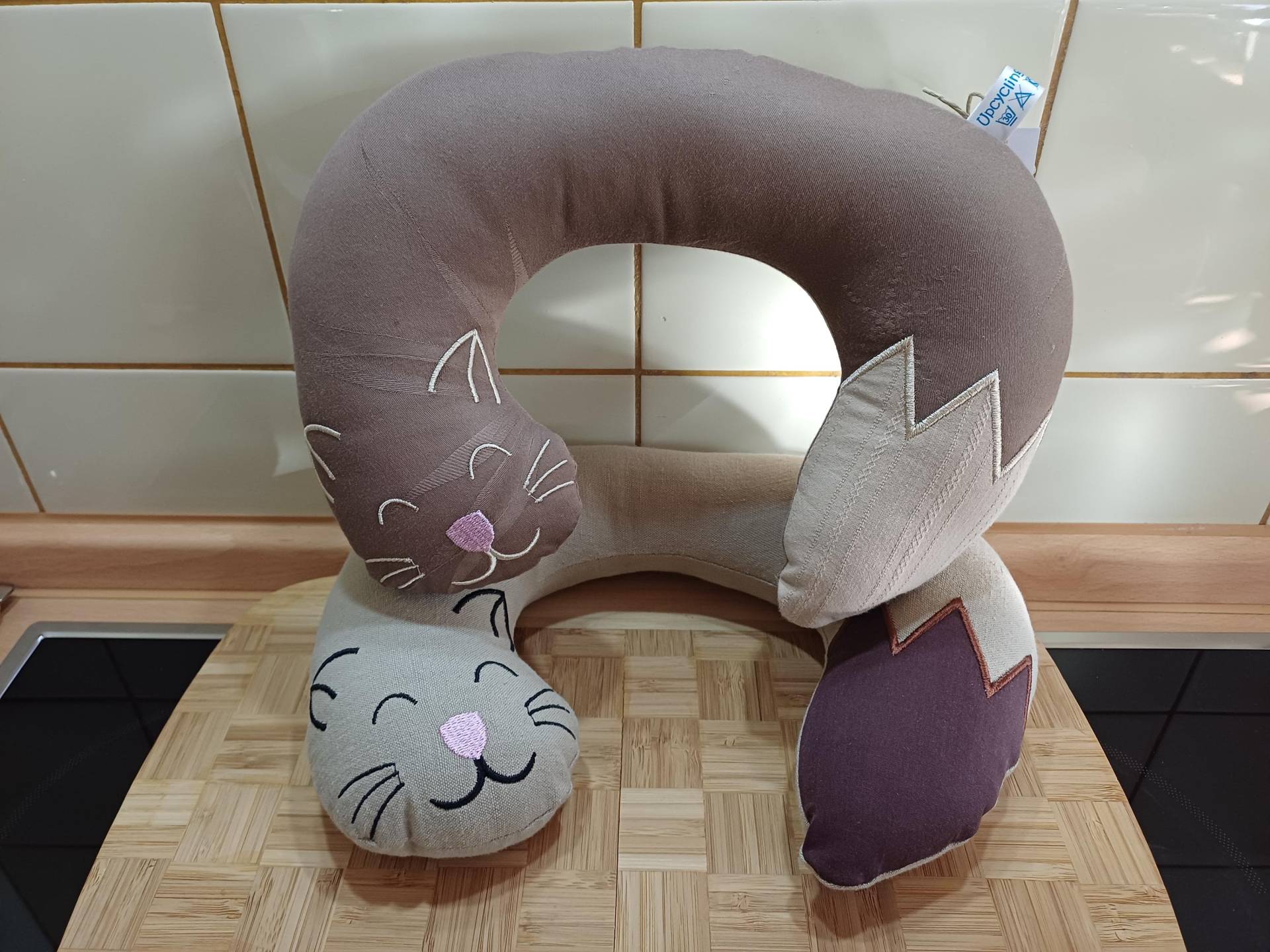 Nackenkissen "Katze" - Beige Oder Braun Unikat Upcycling #804 von Etsy - UpcyclingbyPaMue