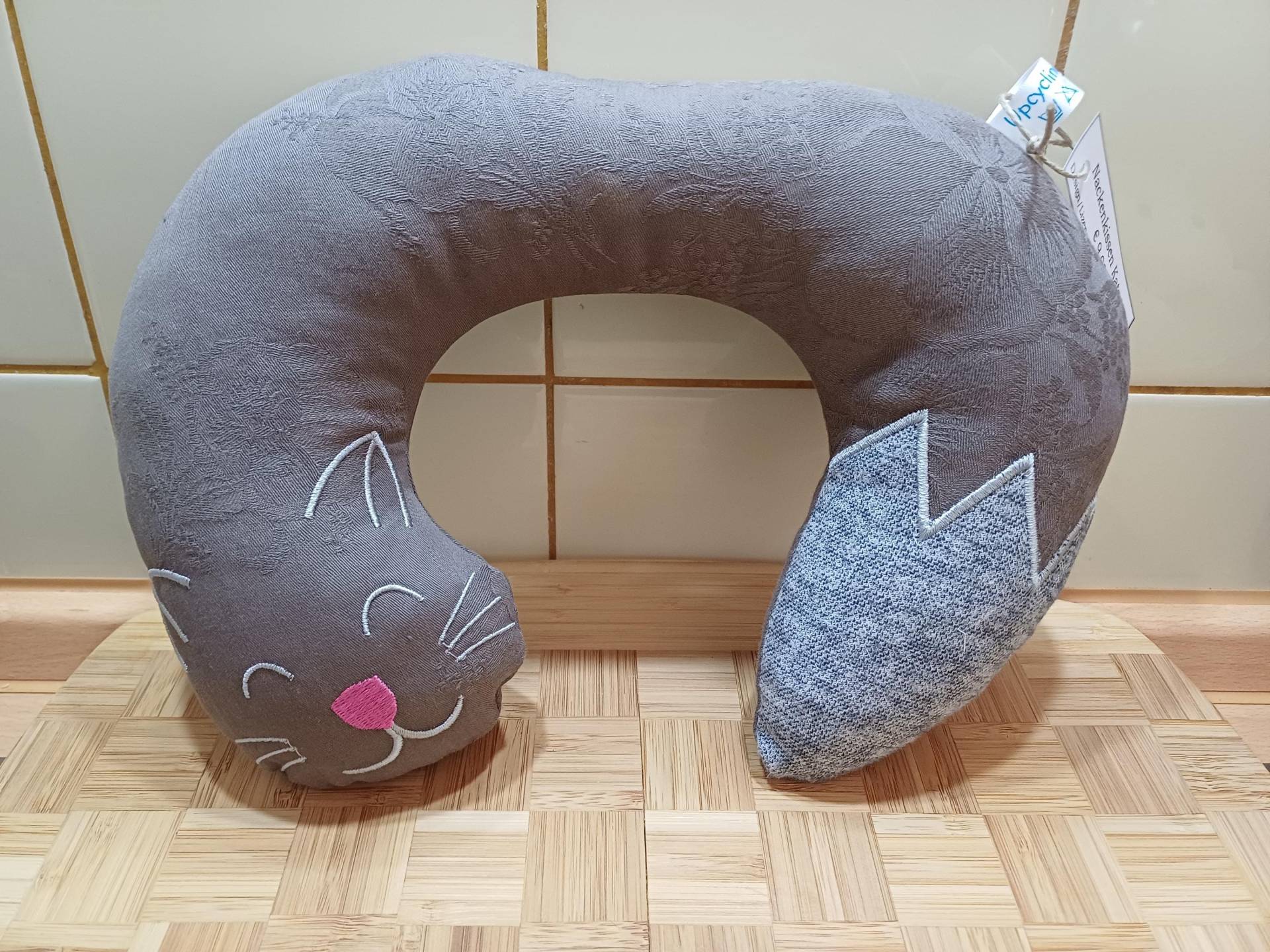 Nackenkissen "Katze" - Braun/Weiß Unikat Upcycling #269 von Etsy - UpcyclingbyPaMue