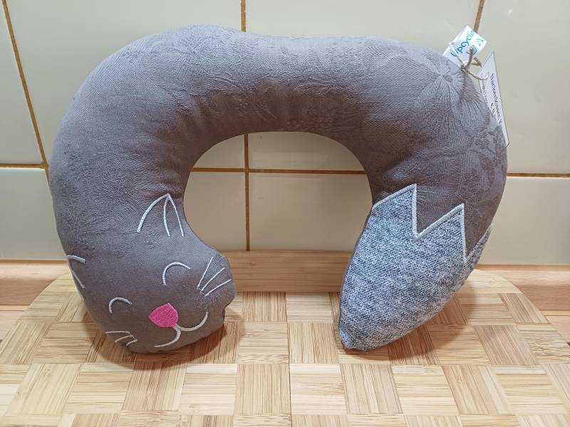 Nackenkissen "Katze" - Braun/Weiß Unikat Upcycling #269 von Etsy - UpcyclingbyPaMue