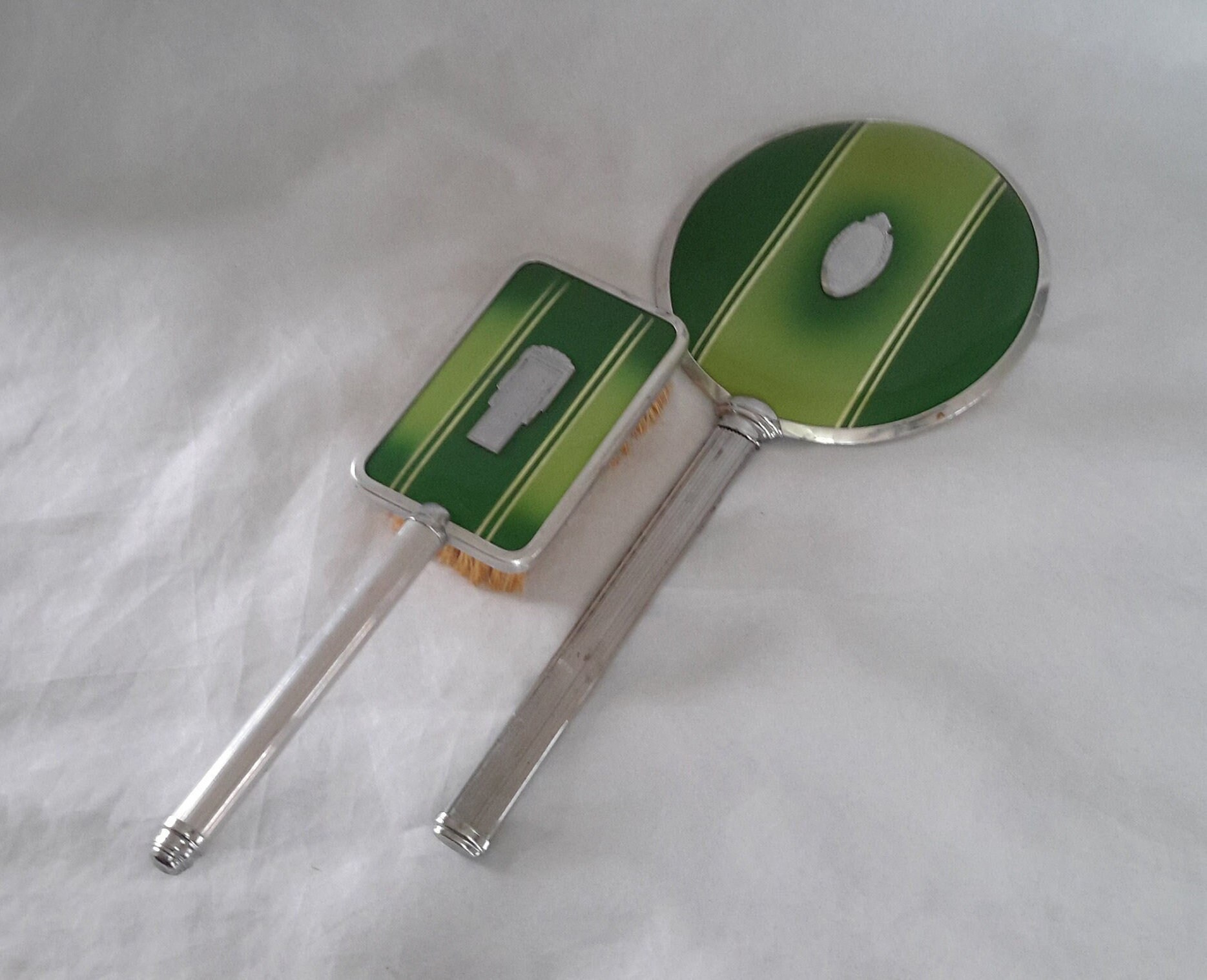 Vintage Art-Deco-Glam-Spiegel Und Bürsten-Set Wunderschöne Zweifarbige Grüne Emaille-Oberfläche Silberfarbene Zierleisten Gerippte Griffe Leere von Etsy - UpsideGroove