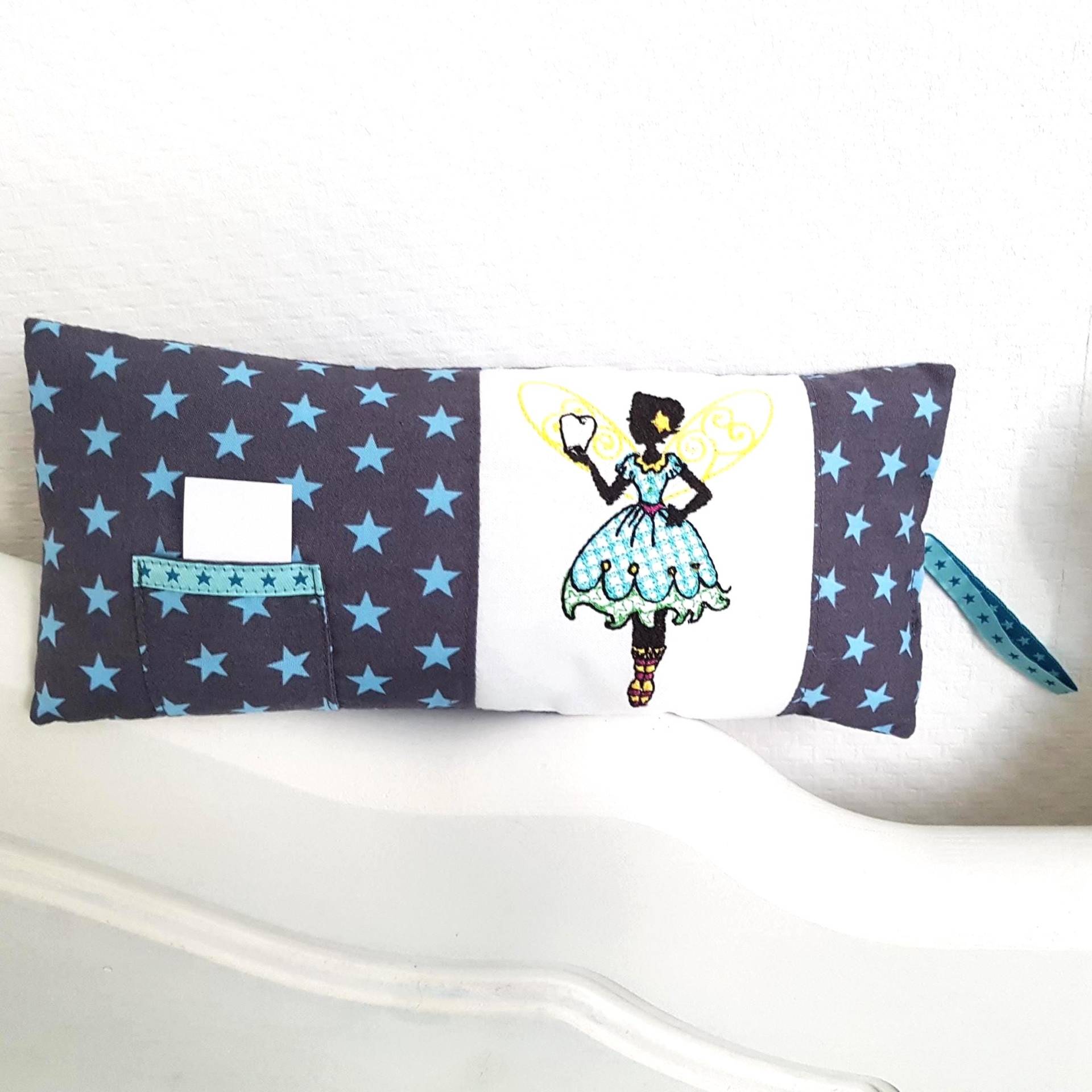 Kinder Geschenk Zahnfeekissen Aus Baumwollstoff Mit Türkisen Sternchen Und Einem Täschchen, Bestickt Einer Süßen Fee Kinder Geschenk Zahnfeekissen Aus Baumwollstoff Mit Türkisen Sternchen Und Einem Täschchen, Bestickt Einer Süßen Fee von Etsy - VCrownKreativTextil