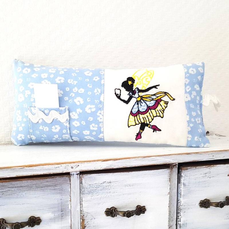 Kinder Geschenk Zahnfeekissen Aus Hellblauem Baumwollstoff Mit Blümchen Und Einem Kleinem Täschchen. Es Ist Bestickt Einer Süßen Fee Kinder Geschenk Zahnfeekissen Aus Hellblauem Baumwollstoff Mit Blümchen Und Einem Kleinem Täschchen. Es Ist Bestickt Einer Süßen Fee von Etsy - VCrownKreativTextil