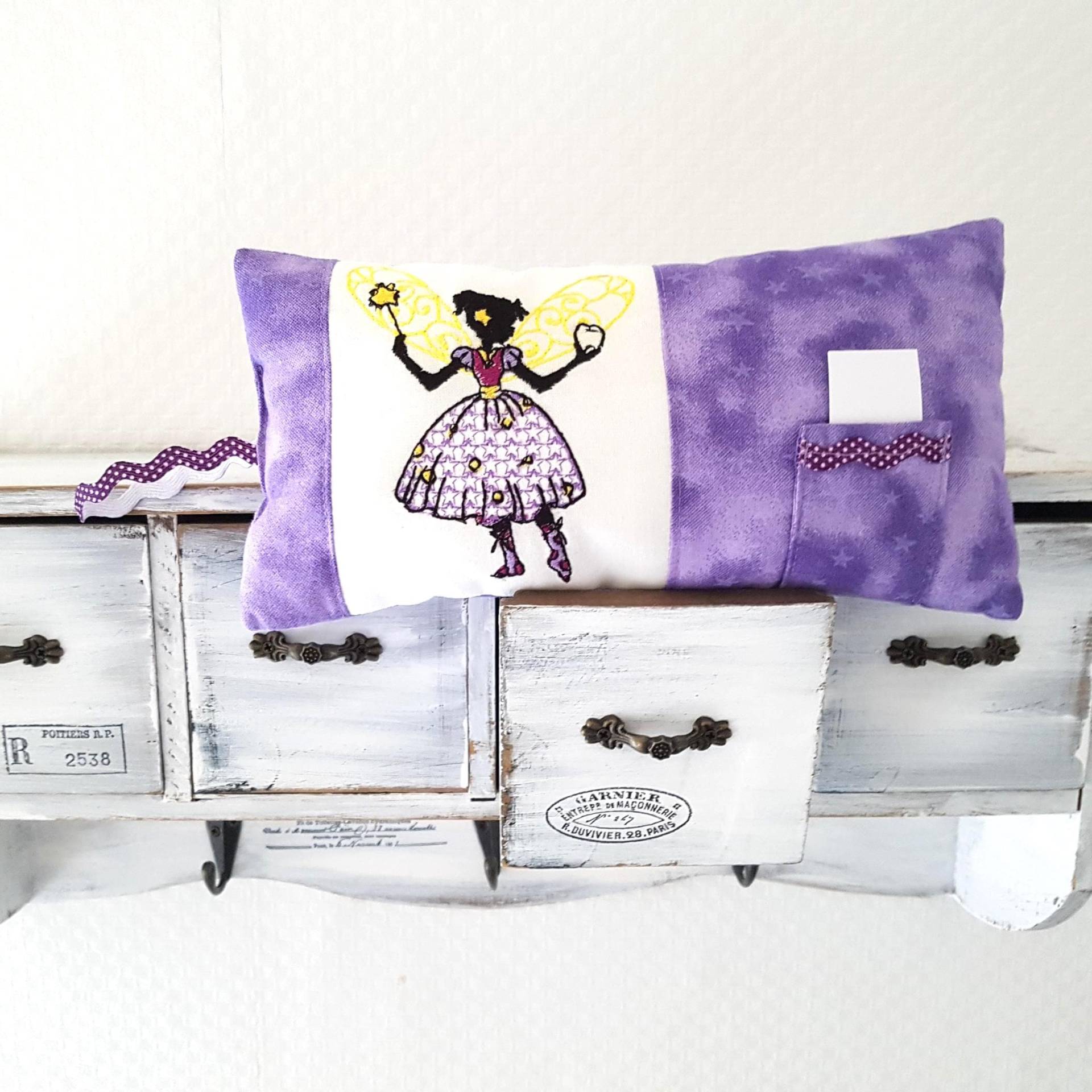 Kinder Geschenk Zahnfeekissen Aus Lila Baumwollstoff Mit Sternchen Und Einem Kleinem Täschchen. Es Ist Bestickt Einer Süßen Fee Kinder Geschenk Zahnfeekissen Aus Lila Baumwollstoff Mit Sternchen Und Einem Kleinem Täschchen. Es Ist Bestickt Einer Süßen Fee von Etsy - VCrownKreativTextil