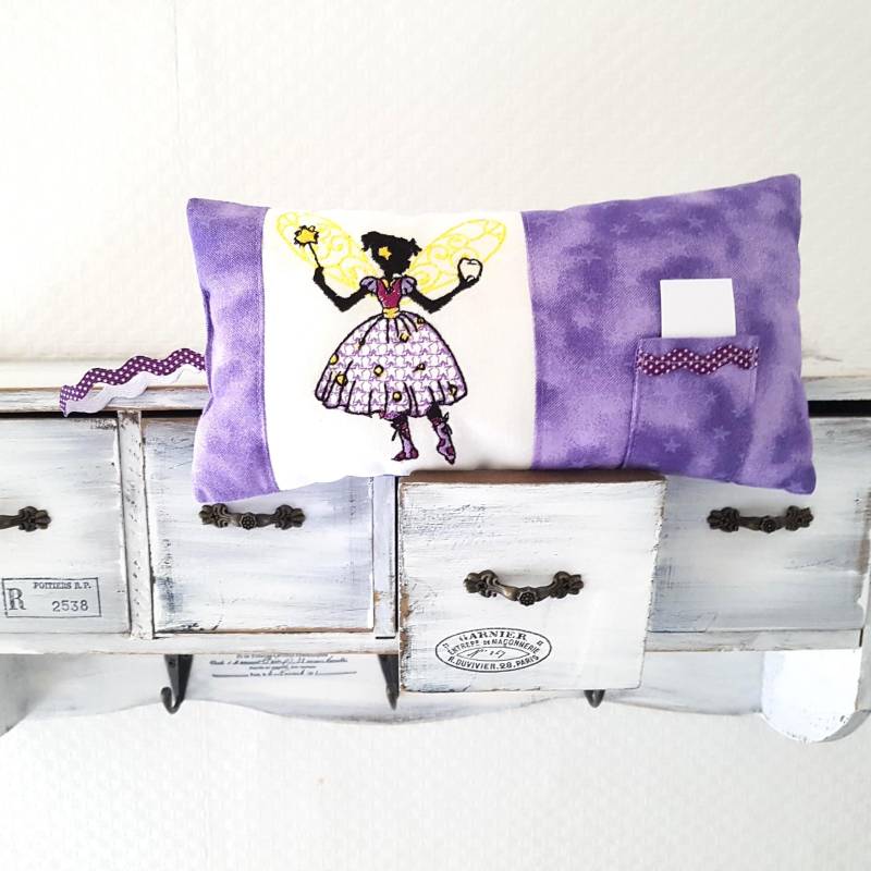 Kinder Geschenk Zahnfeekissen Aus Lila Baumwollstoff Mit Sternchen Und Einem Kleinem Täschchen. Es Ist Bestickt Einer Süßen Fee Kinder Geschenk Zahnfeekissen Aus Lila Baumwollstoff Mit Sternchen Und Einem Kleinem Täschchen. Es Ist Bestickt Einer Süßen Fee von Etsy - VCrownKreativTextil