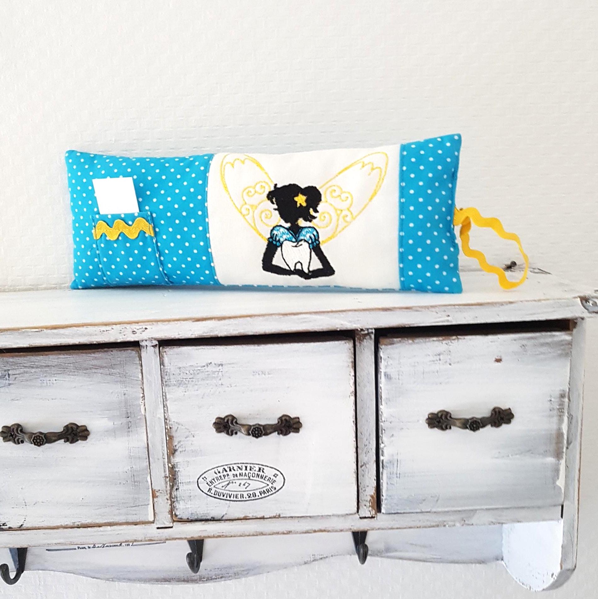 Kinder Geschenk Zahnfeekissen Aus Türkisem Baumwollstoff Mit Punkten Und Einem Kleinem Täschchen. Es Ist Bestickt Einer Süßen Fee Kinder Geschenk Zahnfeekissen Aus Türkisem Baumwollstoff Mit Punkten Und Einem Kleinem Täschchen. Es Ist Bestickt Einer Süßen Fee von Etsy - VCrownKreativTextil