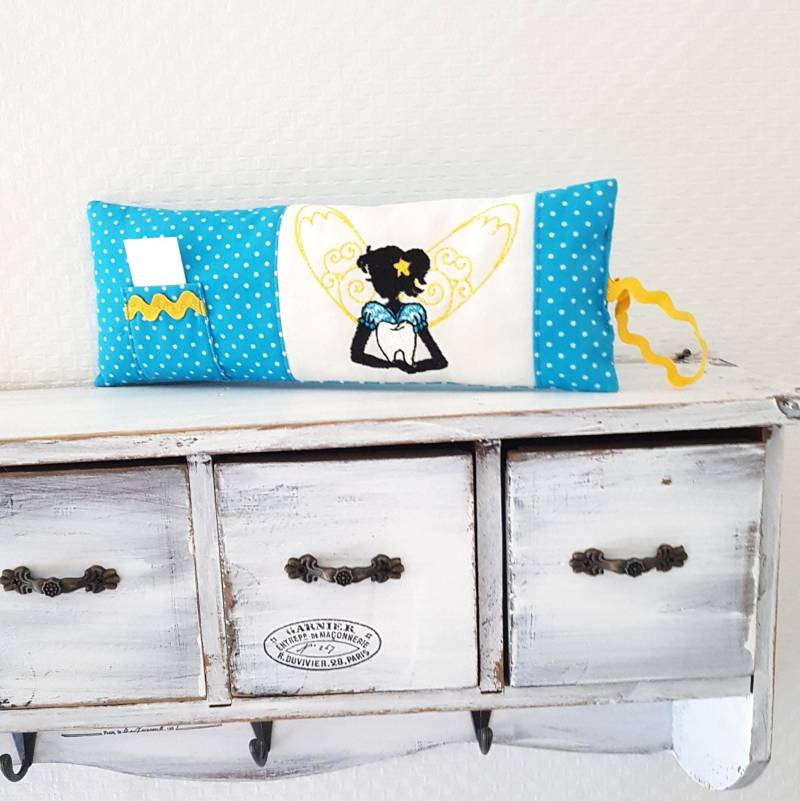 Kinder Geschenk Zahnfeekissen Aus Türkisem Baumwollstoff Mit Punkten Und Einem Kleinem Täschchen. Es Ist Bestickt Einer Süßen Fee Kinder Geschenk Zahnfeekissen Aus Türkisem Baumwollstoff Mit Punkten Und Einem Kleinem Täschchen. Es Ist Bestickt Einer Süßen Fee von Etsy - VCrownKreativTextil