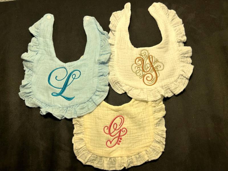 Musselin Baby Lätzchen Mit Monogramm | 100% Baumwolle von Etsy - VaiwaDesign