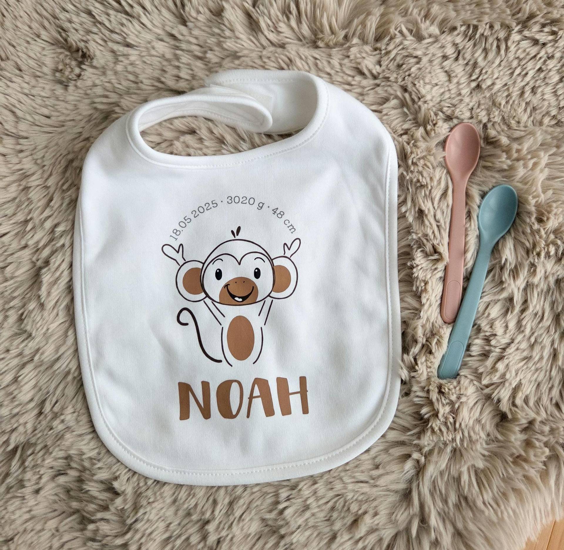 Personalisiertes Baby Lätzchen Affe | Handgezeichnetes Design Mit Geburtsdaten Geschenk Zur Geburt Babyparty Taufe Biobaumwolle von Etsy - VanillaPieces