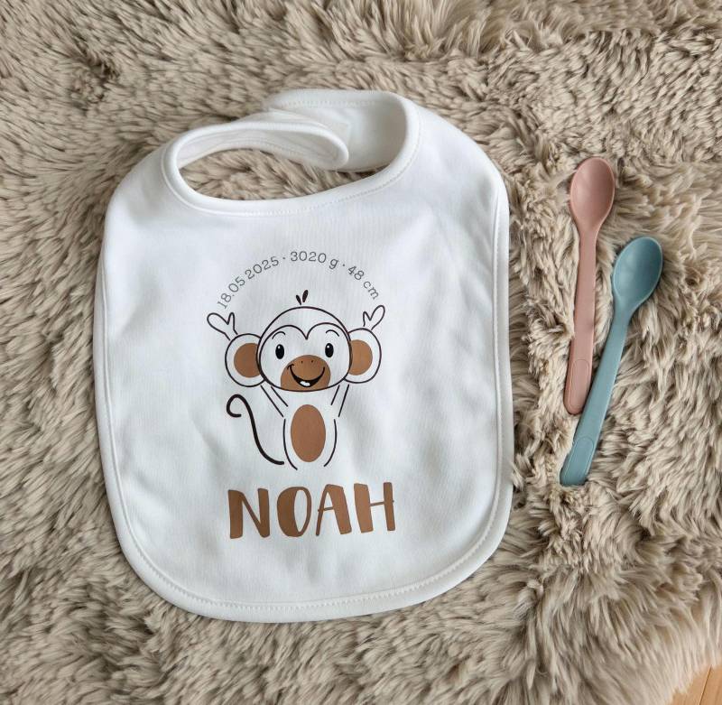 Personalisiertes Baby Lätzchen Affe | Handgezeichnetes Design Mit Geburtsdaten Geschenk Zur Geburt Babyparty Taufe Biobaumwolle von Etsy - VanillaPieces
