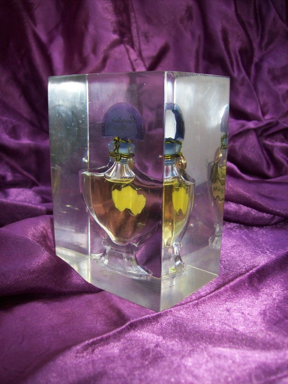 Guerlain Shalimar 60-Jähriges Jubiläumsflasche Mit Parfüm in Lucite - Exquisite Permanent Display von Etsy - VastVintageVisions