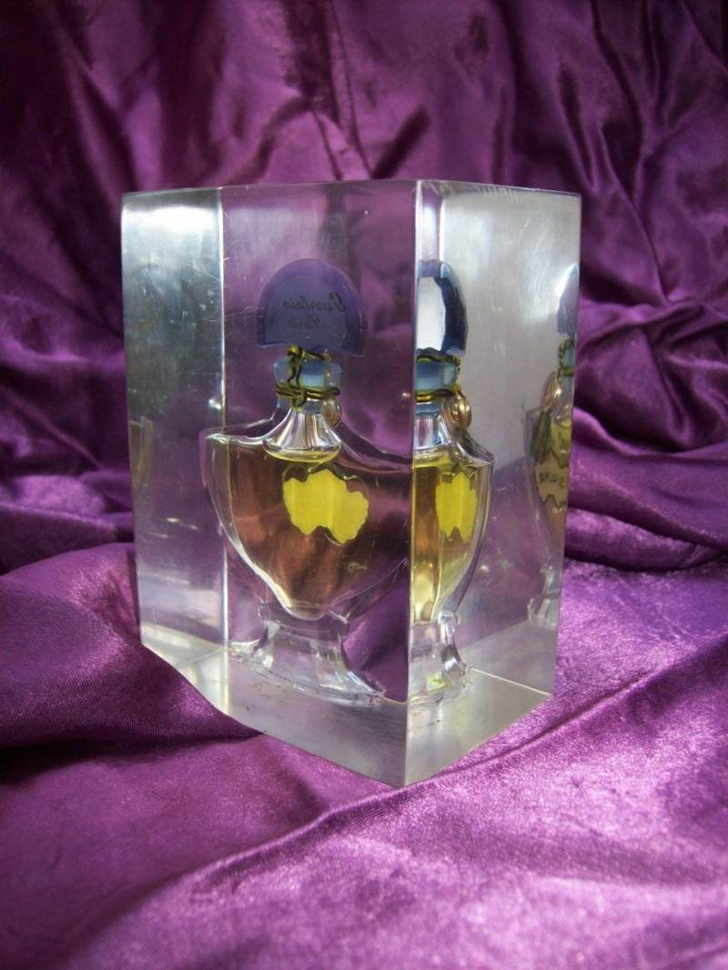 Guerlain Shalimar 60-Jähriges Jubiläumsflasche Mit Parfüm in Lucite - Exquisite Permanent Display von Etsy - VastVintageVisions