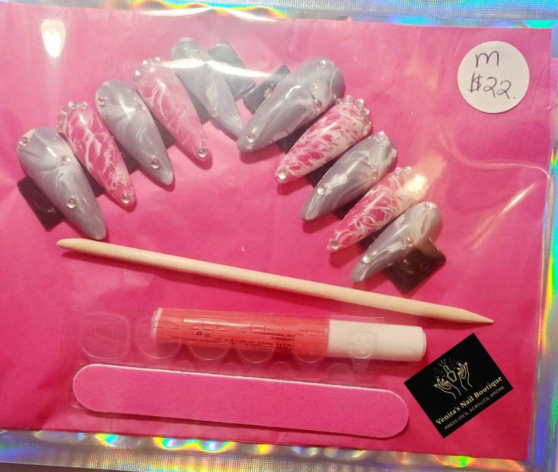 Personalisiertes Press On Nail Set von Etsy - VenitasNailBoutique