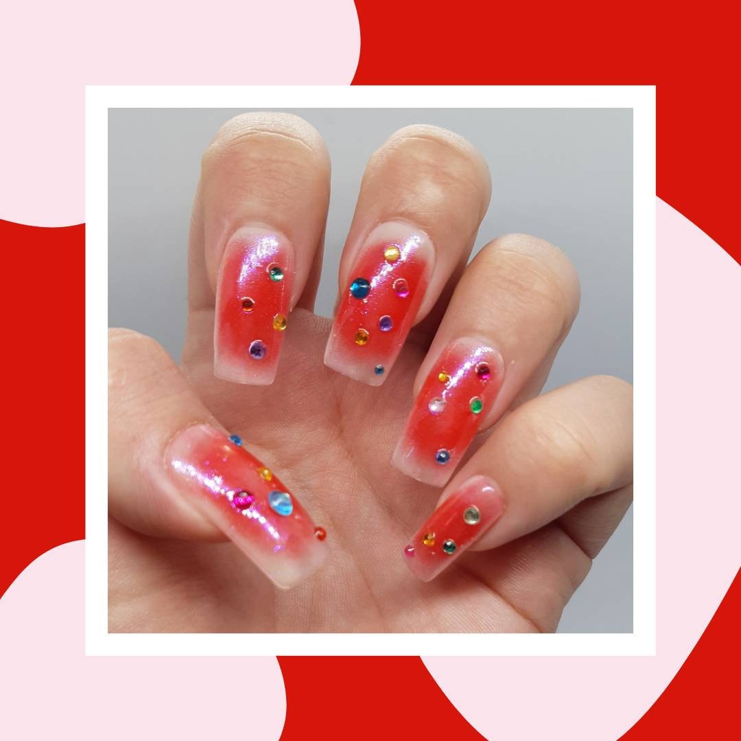 Kate - Rote Aura Druck Auf Nagel Mit Rosa Schimmerndem Mantel Und Strasssteinen Kate - Rote Aura Druck Auf Nagel Mit Rosa Schimmerndem Mantel Und Strasssteinen von Etsy - VeryJazzyNails