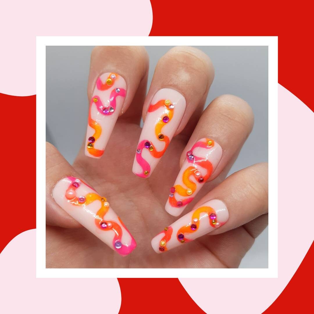 Nicky - Neon Puderförmiger Gepresster Nagel Set Mit Strass Und Perlen von Etsy - VeryJazzyNails