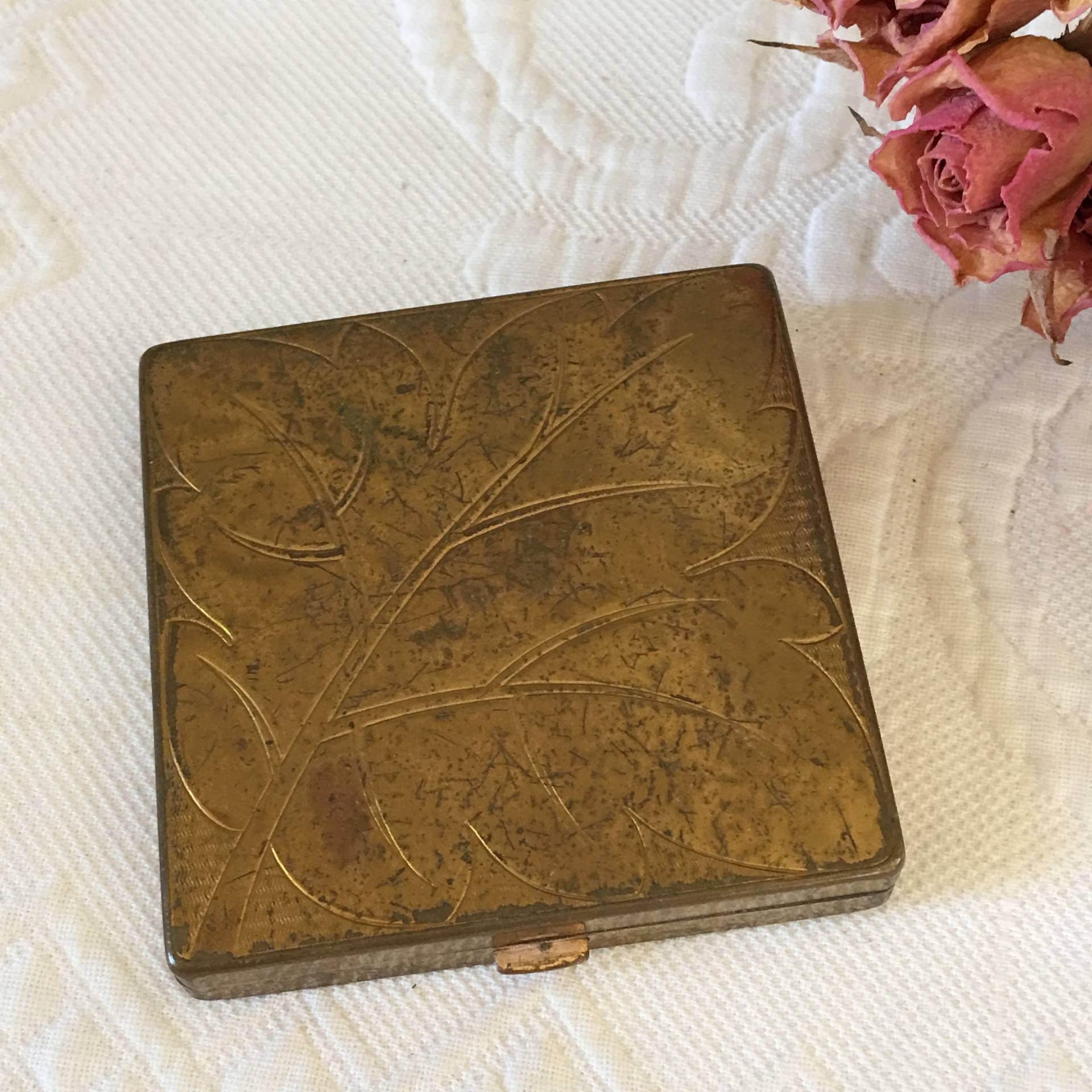 Jahrgang Elizabeth Arden Gold Geätzt Kompakt. Geätzte Blattdesign Auf Der Oberseite. Pad Einsätze Innen Mit Großer Spiegel. Gut Gemacht von Etsy - VeryVictorianStudio