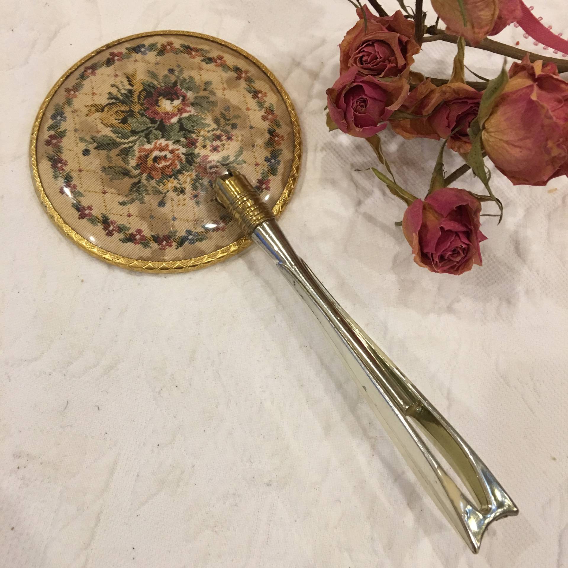 Jahrgang Vergrößerungsspiegel Hand Am Griff Einstellen. Wandteppich Gesichert Spiegel in Kunststoff Abgedeckt. Offen Zum Aufhängen. Schön Jahrgang Vergrößerungsspiegel Hand Am Griff Einstellen. Wandteppich Gesichert Spiegel in Kunststoff Abgedeckt. Offen Zum Aufhängen. Schön von Etsy - VeryVictorianStudio