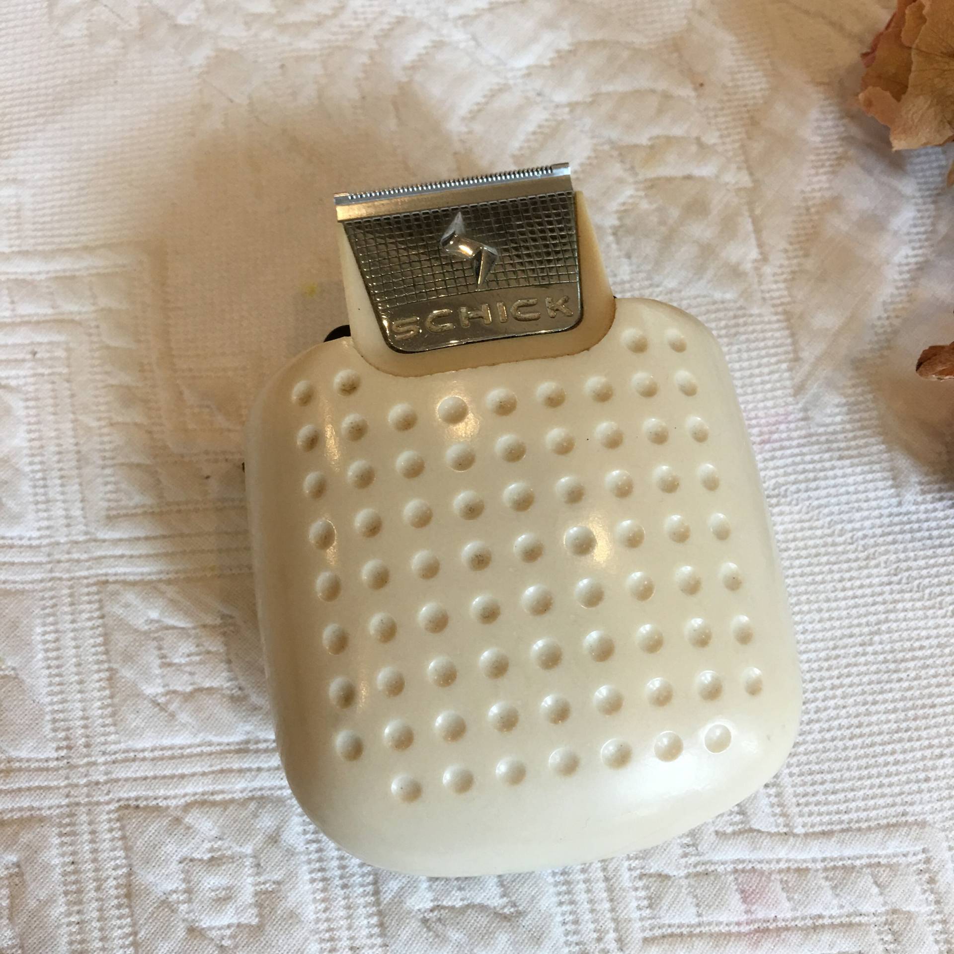 Schick Vintage Rasierhobel Aus Den 50Er Jahren. Creme Farbe Mit Top Fehlt. Display in Rasierern Schick Vintage Rasierhobel Aus Den 50Er Jahren. Creme Farbe Mit Top Fehlt. Display in Rasierern von Etsy - VeryVictorianStudio