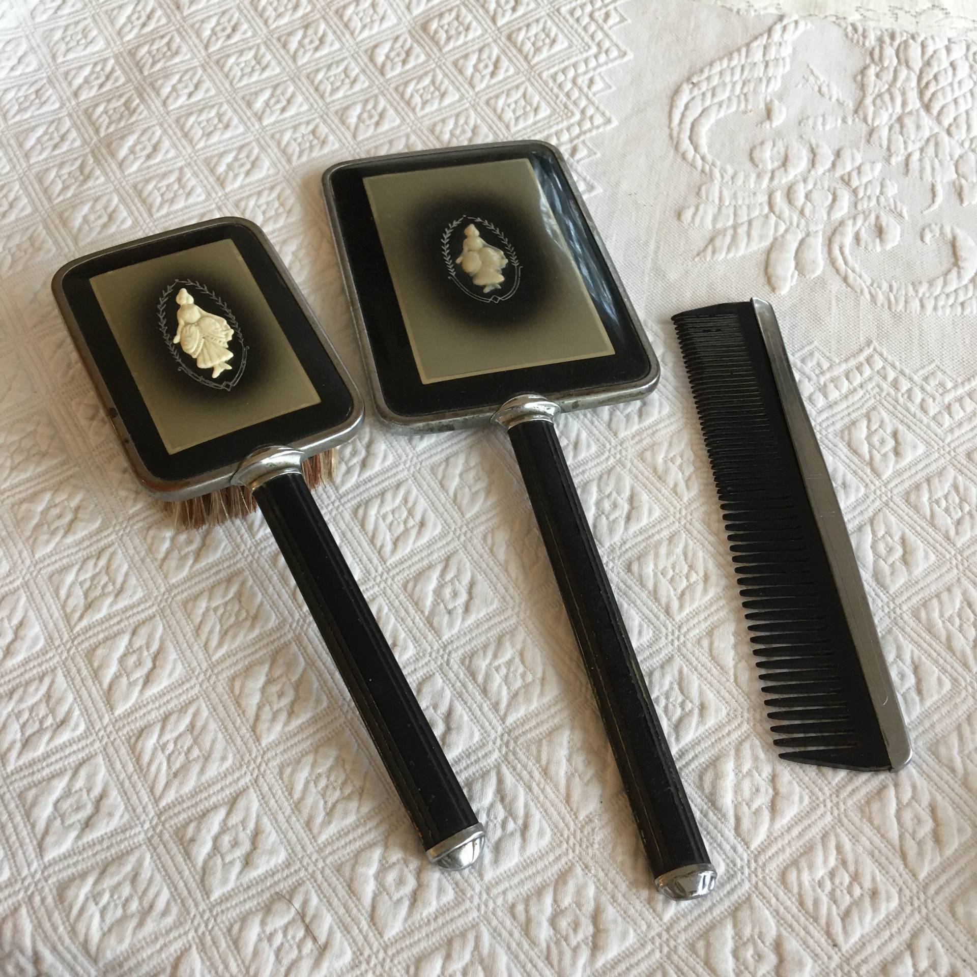 Vintage Art Neveau Kommode Set Handspiegel, Pinsel Und Kamm. Cameo Lady Auf Spiegelrücken Pinsel. Deco Look Silber Schwarz Vintage Art Neveau Kommode Set Handspiegel, Pinsel Und Kamm. Cameo Lady Auf Spiegelrücken Pinsel. Deco Look Silber Schwarz von Etsy - VeryVictorianStudio
