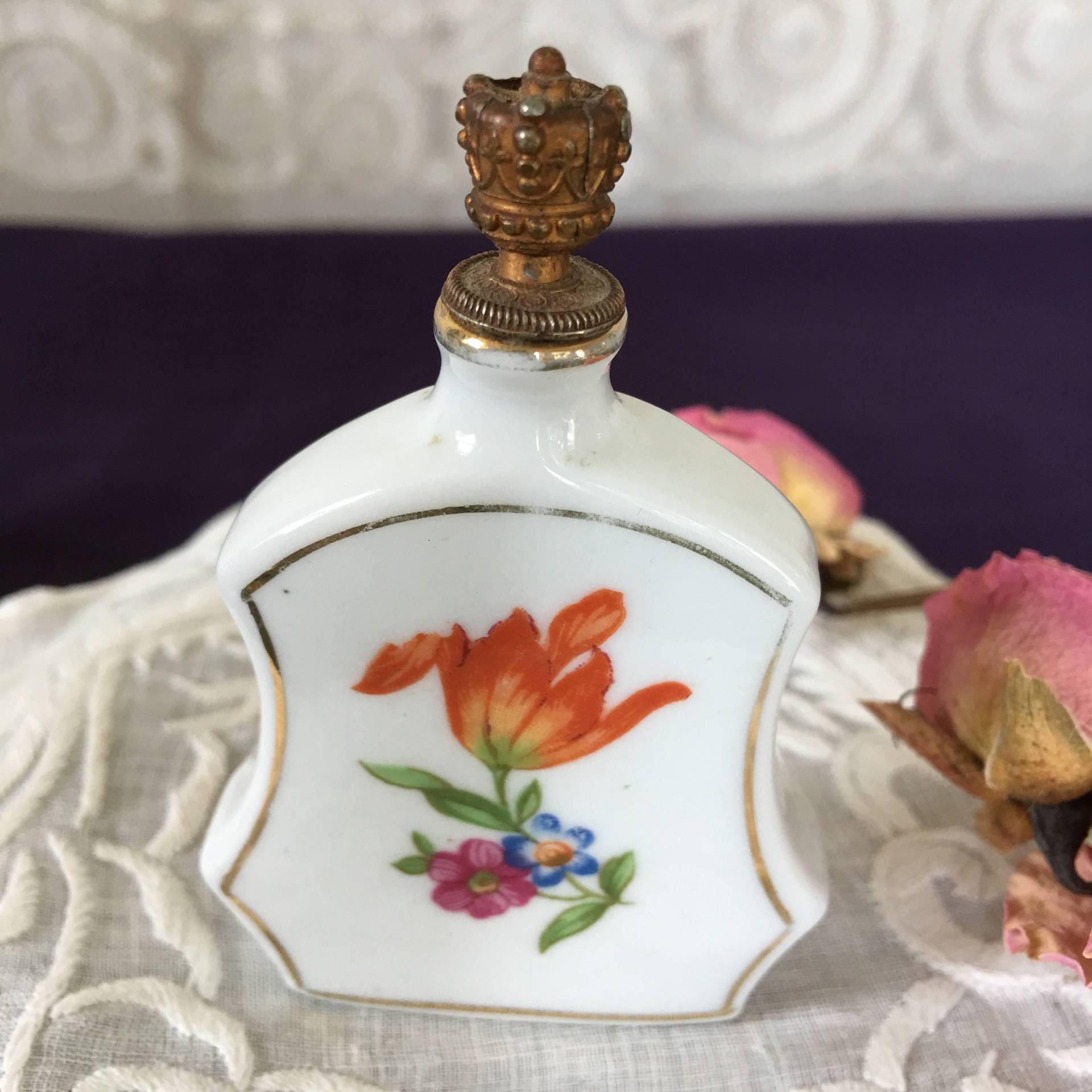 Vintage Parfüm-Flasche Aus Deutschland. Weiße Blumen Mit Krone, Die Dekoration Der Korken Vintage Parfüm-Flasche Aus Deutschland. Weiße Blumen Mit Krone, Die Dekoration Der Korken von Etsy - VeryVictorianStudio