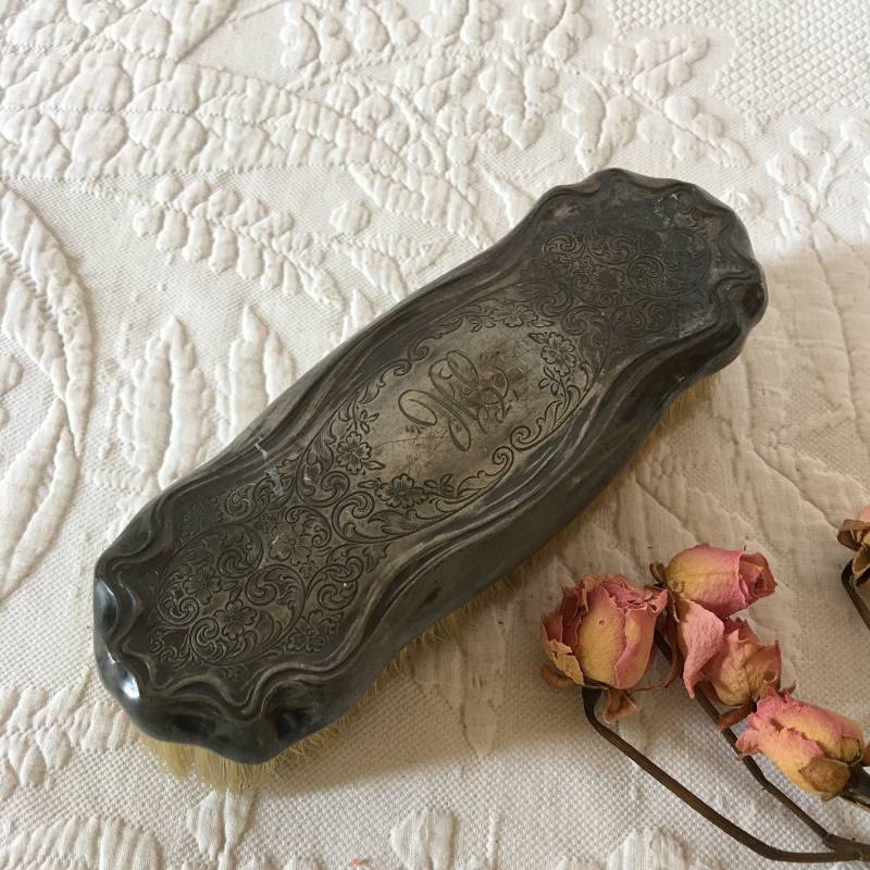Vintage Silber Platte Kleidung Pinsel Mit Natürlichen Borsten. Wählen Sie Monogramme Jfc Oder Geformte Rosen in Empire Art Silver von Etsy - VeryVictorianStudio