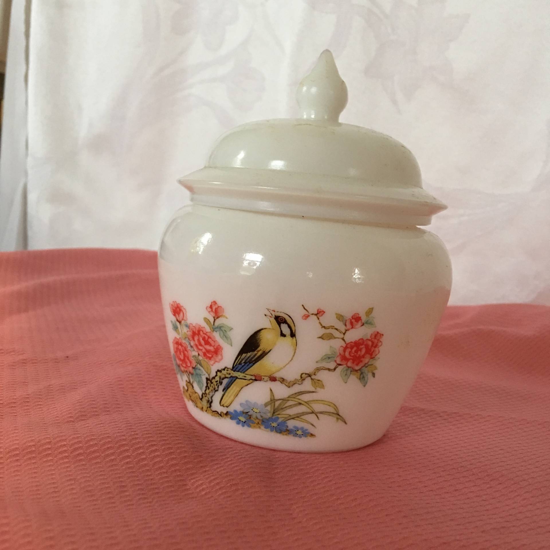 Vintage Weißes Milchglas Avon Glas Mit Deckel. Hat Einen Vogel, Der Auf Einem Glied Sitzt, Das Von Rosa Und Blauen Blumen Umgeben Ist. Vogel Vintage Weißes Milchglas Avon Glas Mit Deckel. Hat Einen Vogel, Der Auf Einem Glied Sitzt, Das Von Rosa Und Blauen Blumen Umgeben Ist. Vogel von Etsy - VeryVictorianStudio