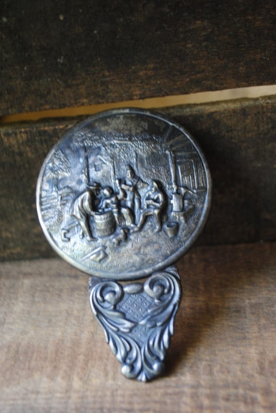 Land Folk Vintage 50Er Jahre, Versilbert Hand Gehalten, Kleine, Runde Spiegel Mit Einem 3D Repousse. Hergestellt Von Hans Jensen , Dänemark Land Folk Vintage 50Er Jahre, Versilbert Hand Gehalten, Kleine, Runde Spiegel Mit Einem 3D Repousse. Hergestellt Von Hans Jensen , Dänemark von Etsy - VezaVe