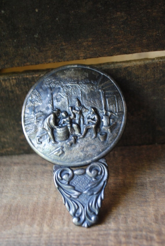 Land Folk Vintage 50Er Jahre, Versilbert Hand Gehalten, Kleine, Runde Spiegel Mit Einem 3D Repousse. Hergestellt Von Hans Jensen , Dänemark von Etsy - VezaVe