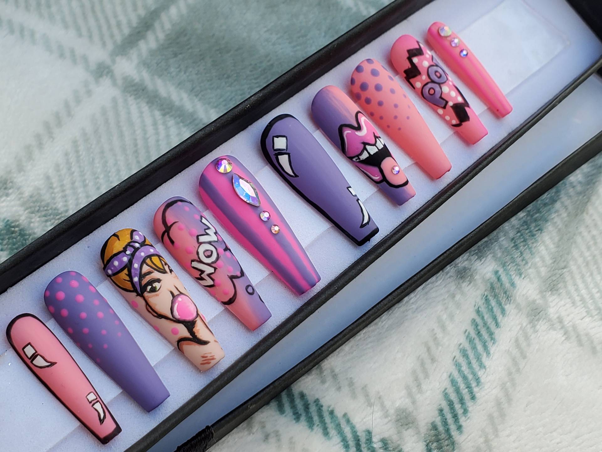 Think Pink Bubblegum Girl Pop Art Press On Nägel Mit Cartoon Lippen Comic von Etsy - VibeAffectsNails