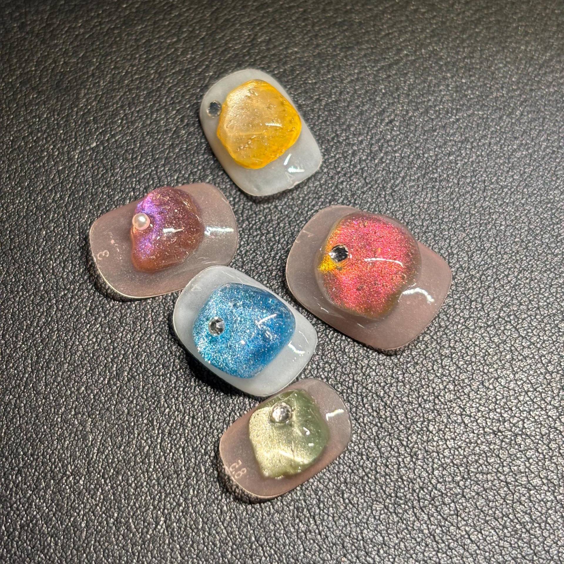 Gummibonbons Mit Perlen Und Diamanten Squoval Kurz Oval-Eckige Press On Nails - Handgefertigt Blau, Rosa, Bunt Wiederverwendbar | Hm001 von Etsy - ViciNails