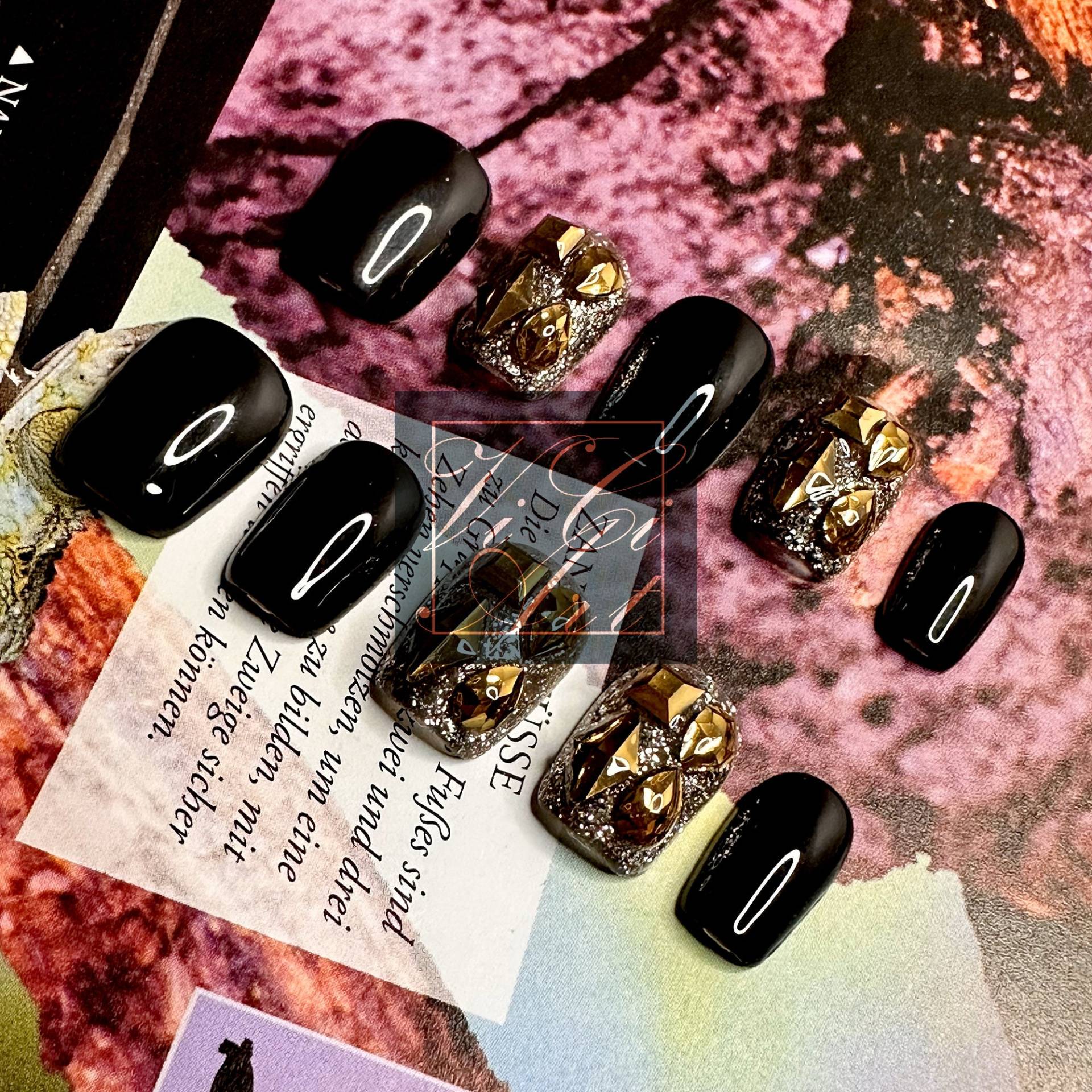 Schwarz Kurz Square, Silber Glitzer Mit Strasssteinen Press On Nails - Handgefertigt Schwarz, Golden, Wiederverwendbar Schwarz Kurz Square, Silber Glitzer Mit Strasssteinen Press On Nails - Handgefertigt Schwarz, Golden, Wiederverwendbar von Etsy - ViciNails