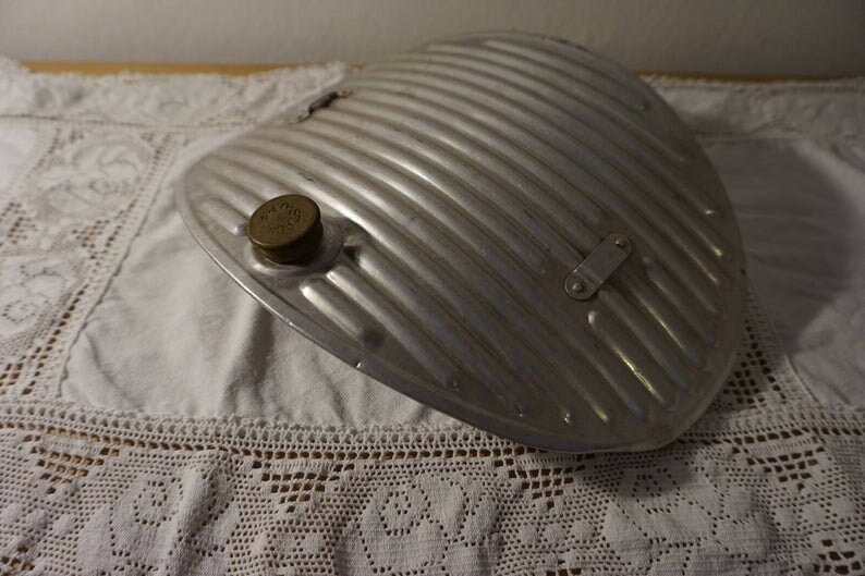 Vintage Wärmflasche Alte Bauchwärmflasche Halbrund Heiskissen Aluwärmflasche Dekoration Wärmeei Wärmebehandlung Wärmepackung Geschenk Deko von Etsy - VillaMiriFiori