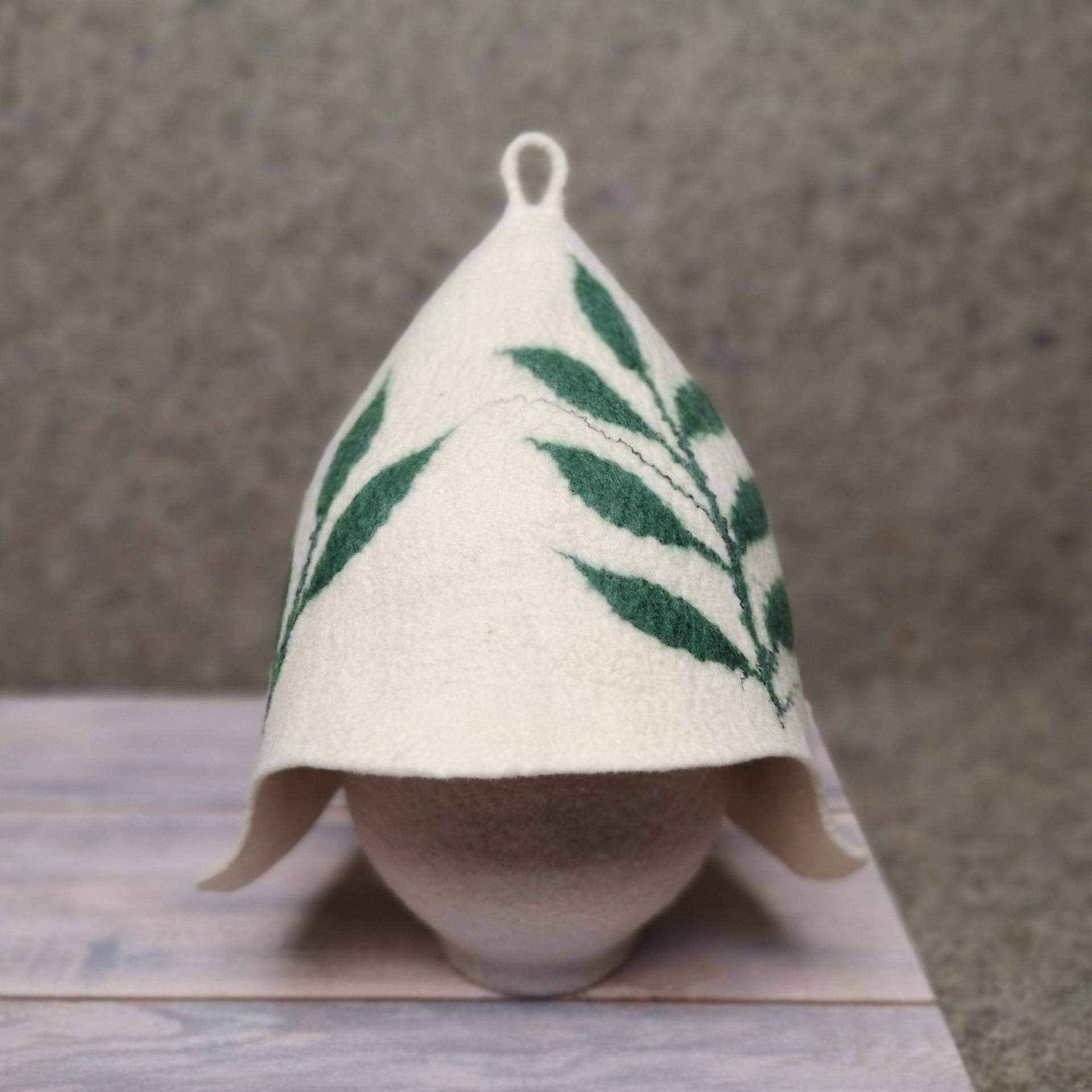 Handgefertigte Gefilzte Saunamütze Weiße Wollmütze Mit Grünen Blättern von Etsy - VilmaFelting