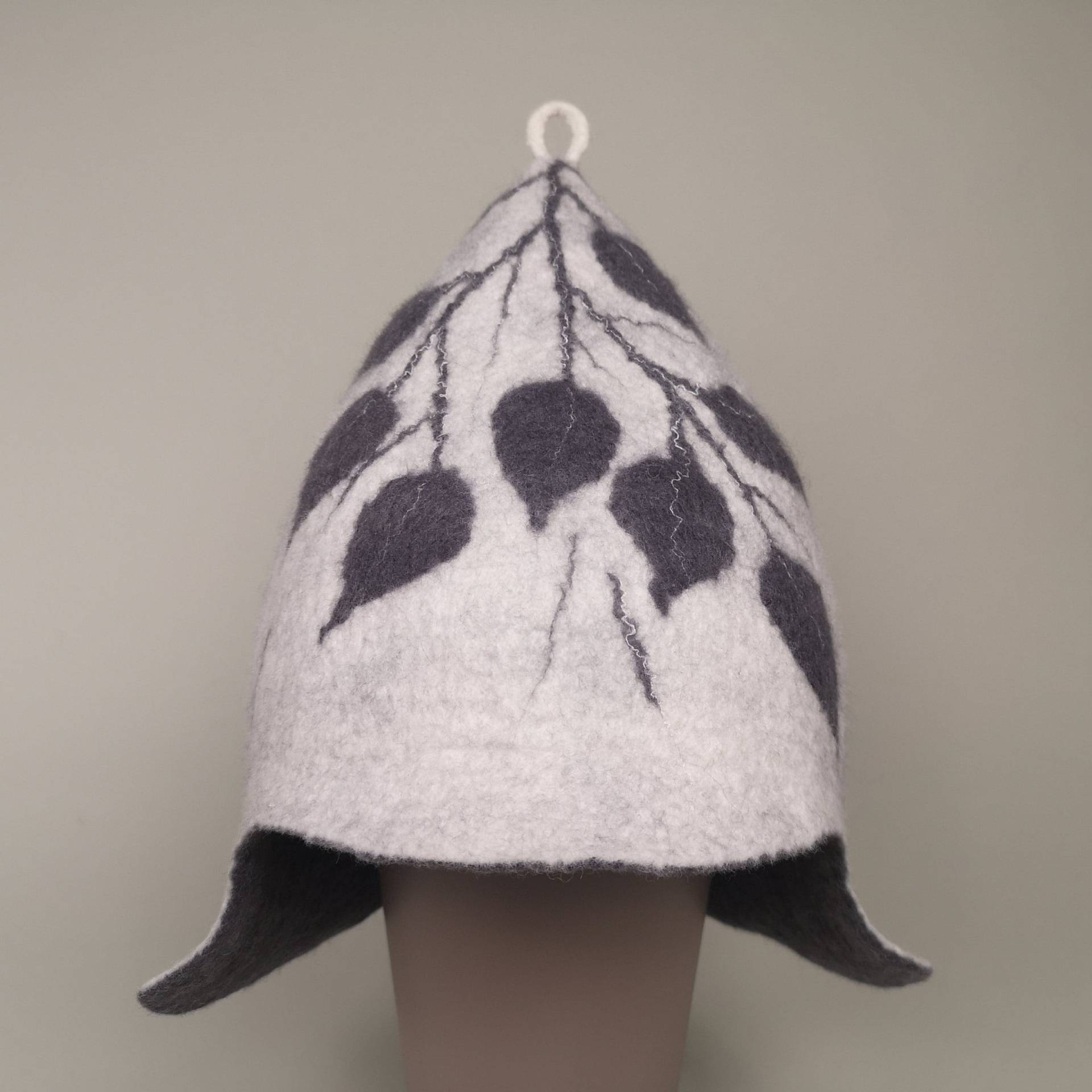 Handgefertigte Sauna-Hut Aus Wolle Mit Grau-Weiß Gefilzte Blätter Design von Etsy - VilmaFelting