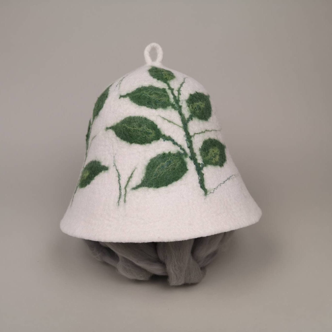 Handgefertigter Saunahut Aus Wolle Weiße Gefilzte Kappe Mit Grünen Blättern Handgefertigter Saunahut Aus Wolle Weiße Gefilzte Kappe Mit Grünen Blättern von Etsy - VilmaFelting