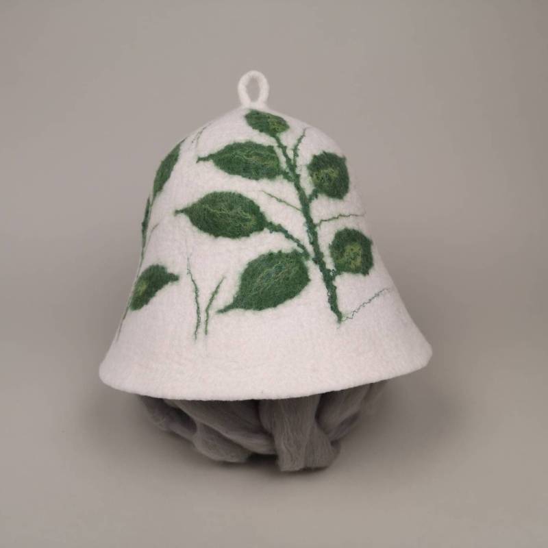 Handgefertigter Saunahut Aus Wolle Weiße Gefilzte Kappe Mit Grünen Blättern Handgefertigter Saunahut Aus Wolle Weiße Gefilzte Kappe Mit Grünen Blättern von Etsy - VilmaFelting